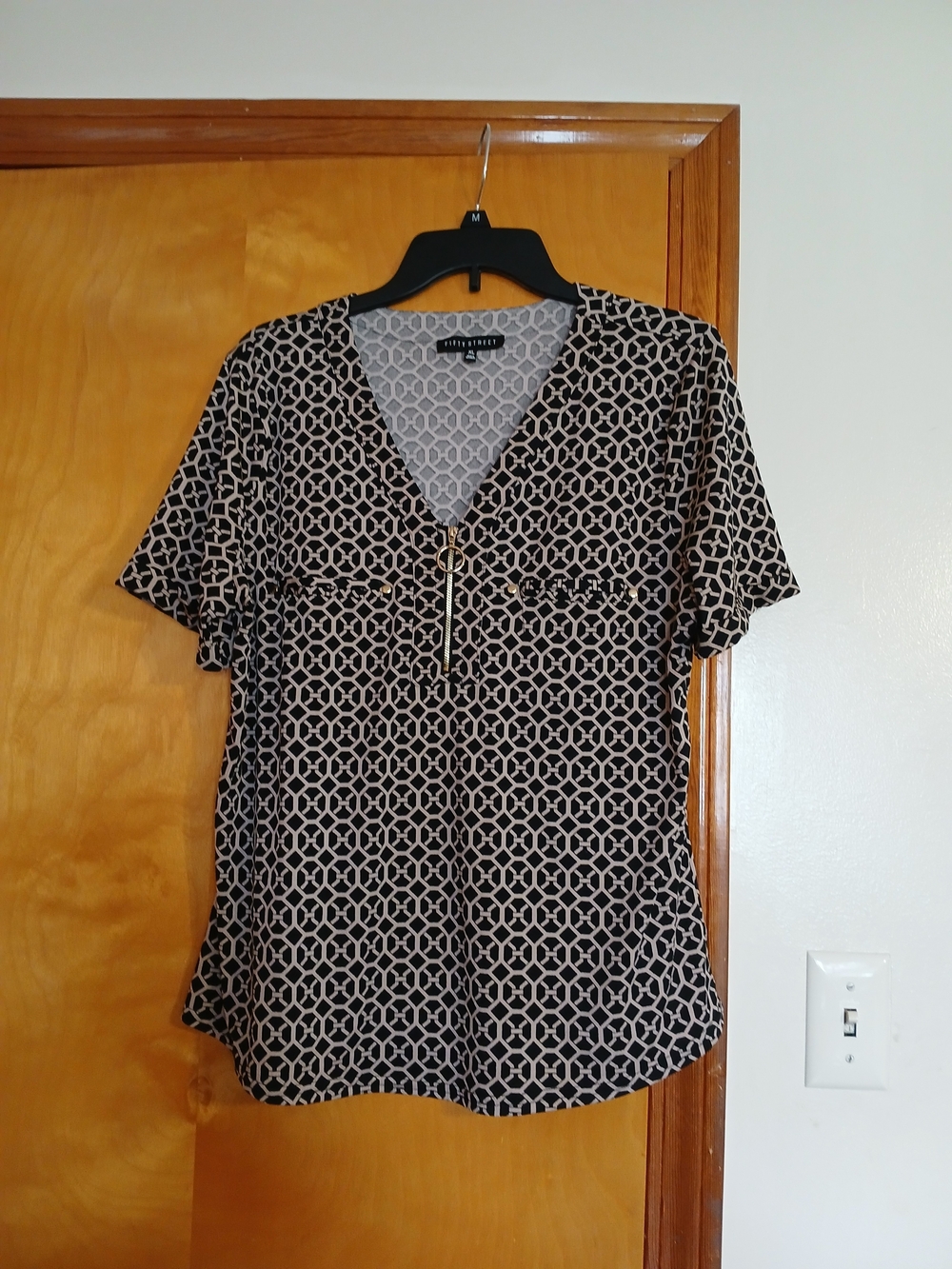 White House Black Market Black & Beige Geometric V-Neck Zip Front Tee